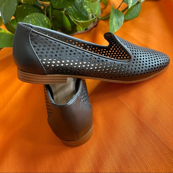 NWOT Denver Hayes Black Short Heeled Flats Slip On - Picture 6 of 6